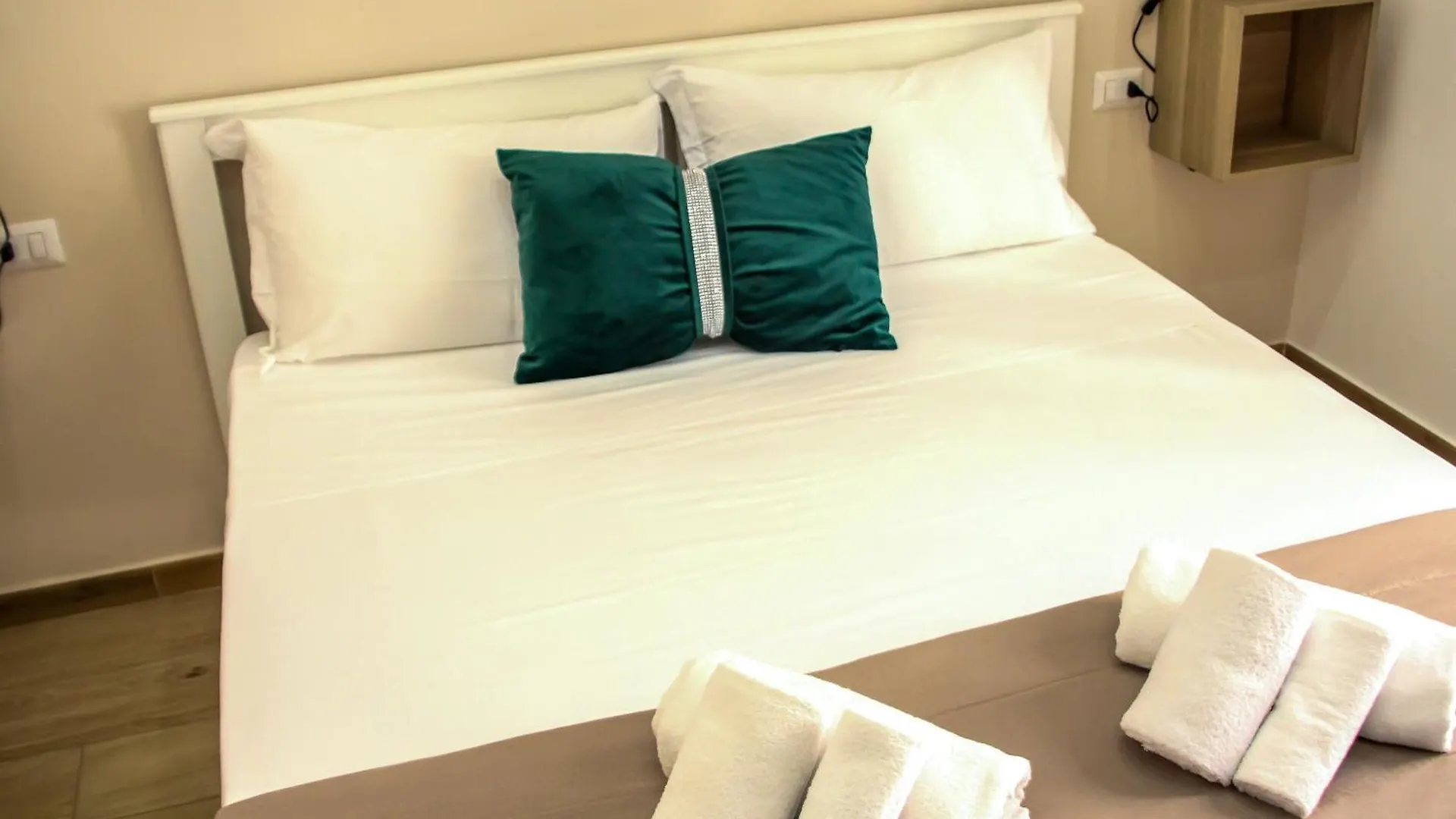 Vpm Rooms Central Train Station Naples Italy