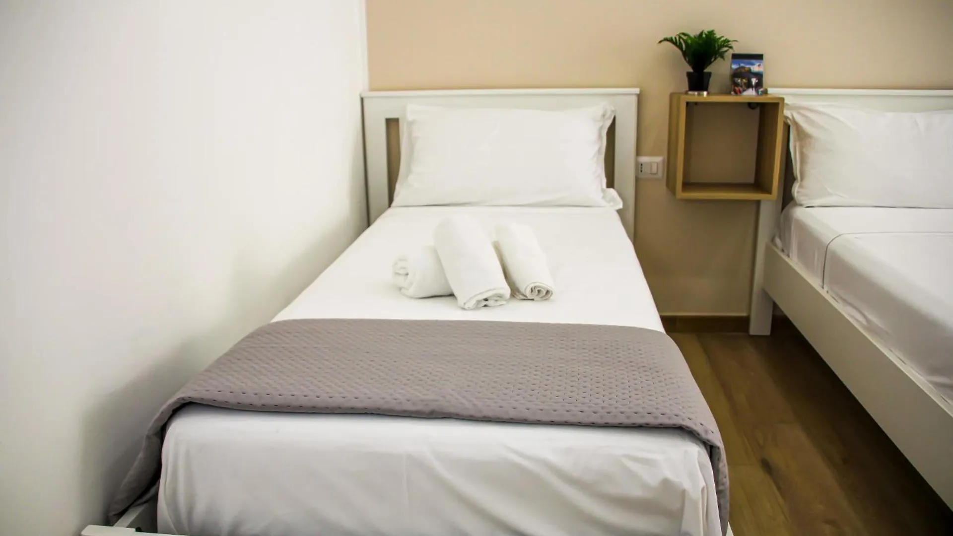 Vpm Rooms Central Train Station Naples Italy